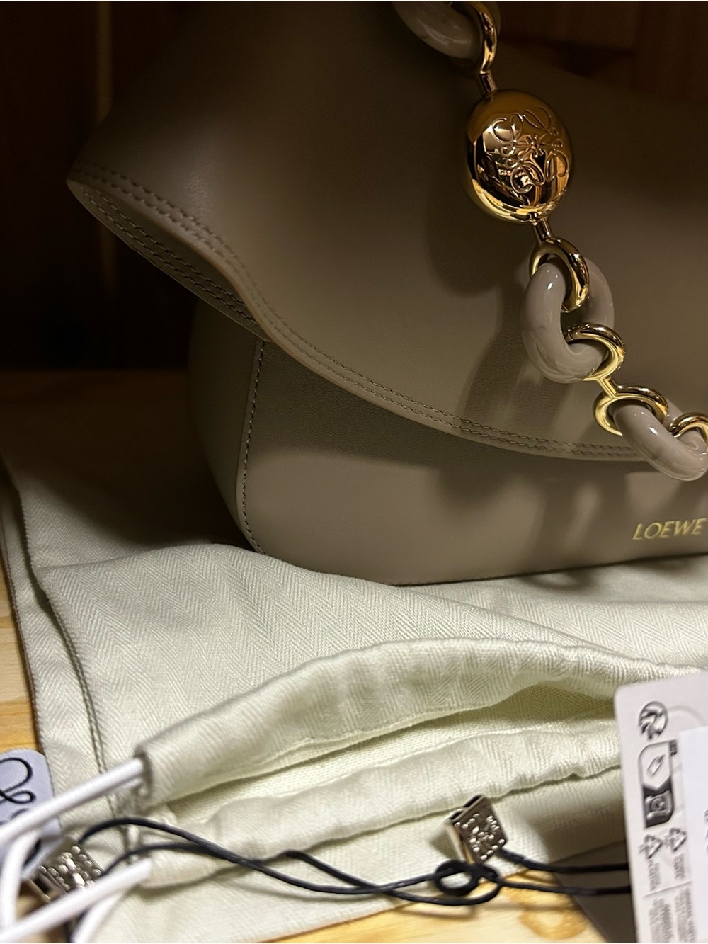 Loewe Medium Ola bag in smooth calfskin - Picture 3 of 13